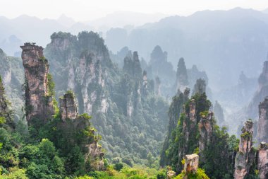 Çin 'in Hunan Eyaleti' ndeki Zhangjiajie Ulusal Orman Parkı 'ndaki Tianzi Dağları' nın (Avatar Dağları) doğal kuvars sütunlarının muhteşem manzarası. Muhteşem bir manzara..