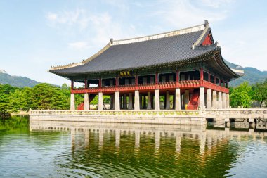 Güney Kore, Seul 'deki Gyeongbokgung Sarayı' nda Gyeonghoeru Pavyonu. Geleneksel Kore mimarisi üzerine 