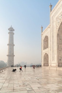Agra, Hindistan - 8 Kasım 2018: Tac Mahal kompleksi boyunca yürüyen ziyaretçiler. Tac Mahal Güney Asya 'nın popüler bir turistik merkezidir..