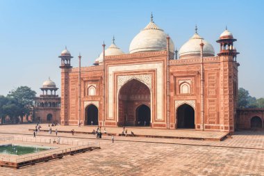 Hindistan 'ın Agra kentindeki Tac Mahal kompleksinin Kau Ban Camii. Şaşırtıcı kırmızı kumtaşı bina bilardo suyuna yansıyor. Muhteşem Babür mimarisi.