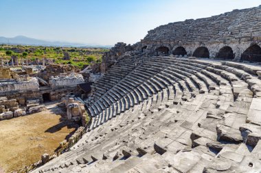 Side, Türkiye 'deki antik tiyatro manzarası. Tarafı Türkiye 'de popüler bir turizm beldesi.