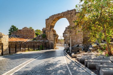 Side, Türkiye 'deki Vespasian Gate' in muhteşem manzarası. Antik kentin inanılmaz harabeleri dünyanın popüler bir turistik cazibesidir..