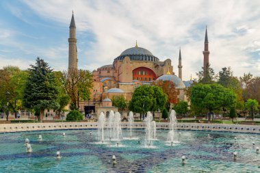 İstanbul 'daki Sultanahmet Meydanı ve Ayasofya Çeşmesi. Sultanahmet Meydanı İstanbul 'un popüler bir turizm merkezi..