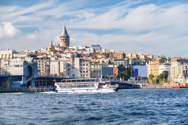 İstanbul silueti. Galata Kulesi ve Galata Köprüsü 'nün muhteşem manzarası. İstanbul popüler bir turizm beldesi.