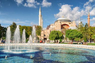 İstanbul 'daki Sultanahmet Meydanı ve Ayasofya Çeşmesi. Sultanahmet Meydanı İstanbul 'un popüler bir turizm merkezi..