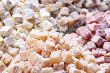 Türkiye 'nin İstanbul kentindeki Grand Bazaar' da geniş bir Türk zevki (lokum) yelpazesi. Tarihsel pazar popüler bir turizm merkezidir ve dünyanın en eski pazarlarından biridir..