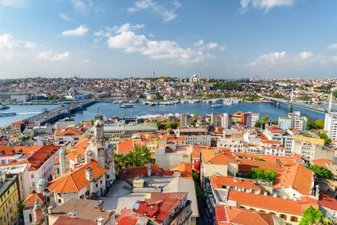 İstanbul, Türkiye 'deki Altın Boynuz' un havadan görünüşü. Galata Kulesi 'nden inanılmaz bir şehir manzarası. İstanbul dünyada popüler bir turizm beldesi.