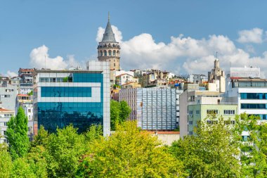 İstanbul silueti. Galata Kulesi 'nin muhteşem manzarası. İstanbul popüler bir turizm beldesi.