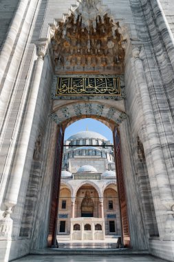 İstanbul, Türkiye 'nin batı kapısından Süleyman Camii' nin muhteşem manzarası. Osmanlı İmparatorluk Camii, dünyadaki hacılar ve turistler arasında popüler bir yerdir..