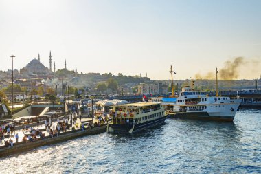 İstanbul silueti. Altın Boynuz 'un inanılmaz manzarası İstanbul popüler bir turizm beldesi..