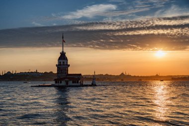 İstanbul, Türkiye 'de Bakire Kulesi (Leander' s Tower) ve Boğaz 'ın günbatımı manzarası. İstanbul dünyada popüler bir turizm beldesi.