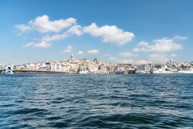 İstanbul silueti. Galata Kulesi ve Galata Köprüsü 'nün muhteşem manzarası. İstanbul popüler bir turizm beldesi.