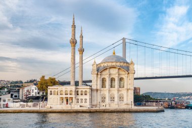 Ortakoy Camii ve İstanbul 'daki Boğaz manzarası. Boğaziçi Köprüsü (15 Temmuz Şehitler Köprüsü) arka planda görülüyor.