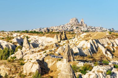 Kapadokya 'daki Goreme Tarihi Ulusal Parkı' ndaki Uchisar Şatosu manzarası. İnanılmaz bir manzara. Kapadokya Türkiye 'nin popüler bir turizm beldesi.