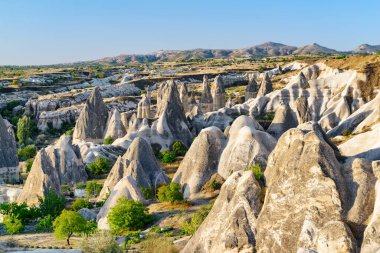 Türkiye 'nin Kapadokya kentindeki Peri Bacaları adı verilen kaya oluşumlarının muhteşem manzarası. Goreme Tarihi Ulusal Parkı 'nın muhteşem manzarası. Kapadokya Türkiye 'nin popüler bir turizm beldesi.