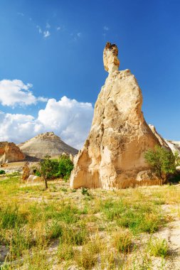 Türkiye 'nin Kapadokya kentindeki Pasabag Vadisi' ndeki kaya oluşumlarının muhteşem manzarası. Goreme Tarihi Ulusal Parkı 'nın muhteşem manzarası. Kapadokya Türkiye 'nin popüler bir turizm beldesi.