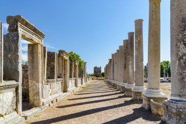Türkiye 'nin Antalya ilinin Perge (Perga) kentindeki agora kalıntıları. Antik Yunan şehrinin muhteşem manzarası. Perge Türkiye 'de popüler bir turizm beldesi.