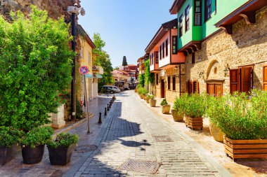 Antalya 'nın Kaleici ilçesindeki eski bir caddedeki geleneksel Osmanlı evlerinin manzarası. Kaleici bölgesi tarihi kent merkezi ve Türkiye 'de popüler bir turistik merkezdir..
