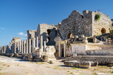 Antalya ilinin Perge (Perga) kentinde Roma hamamlarının manzaralı kalıntıları. Antik Yunan şehrinin muhteşem manzarası. Perge Türkiye 'de popüler bir turizm beldesi.