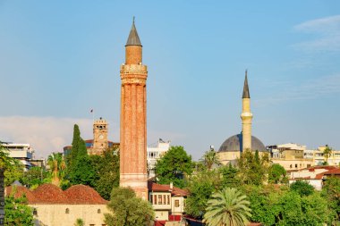 Antalya 'nın Kaleici kentindeki Yivli Minare Camii' nin (Alaaddin Camii) muhteşem manzarası. Kaleici bölgesi tarihi kent merkezidir. Flütlü minare Türkiye 'de popüler bir turizm merkezi..