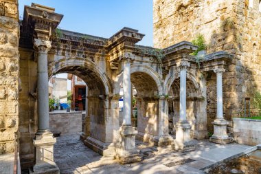 Antalya 'nın Kaleici kentindeki Hadrian Kapısı' nın (Uckapilar) muhteşem manzarası. Kaleici bölgesi tarihi kent merkezi ve Türkiye 'de popüler bir turistik merkezdir..