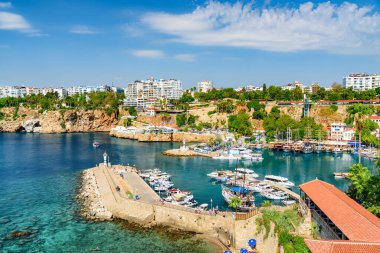 Kaleici 'deki Antalya Marina manzarası. Kaleici bölgesi tarihi kent merkezi ve Türkiye 'de popüler bir turistik merkezdir..