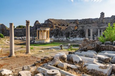 Side, Türkiye 'deki ticari agora harabeleri. Antik şehrin inanılmaz manzarası. Tarafı Türkiye 'de popüler bir turizm beldesi.