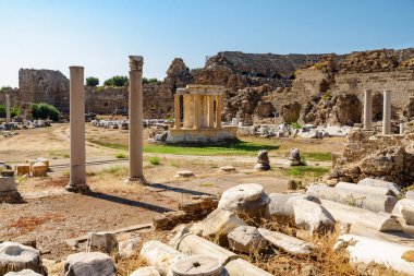 Side, Türkiye 'deki ticari agora harabeleri. Antik şehrin inanılmaz manzarası. Tarafı Türkiye 'de popüler bir turizm beldesi.