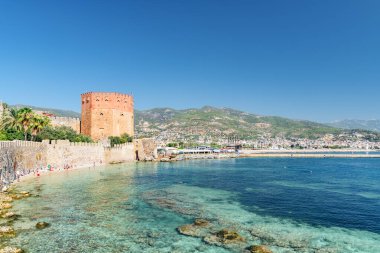 Türkiye 'nin Alanya kentindeki Akdeniz kıyısındaki Kizil Kule' nin muhteşem manzarası. Kızıl Kule Türkiye 'de popüler bir turizm merkezi..