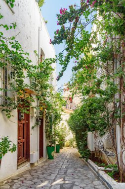 Marmaris, Türkiye 'de rahat dar bir caddenin muhteşem manzarası. Eski şehrin manzaralı beyaz evleri. Liman kenti, Türk Rivierası 'nda popüler bir turizm beldesi..