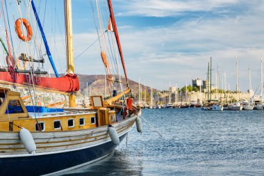 Milta Bodrum Marina 'da demirlemiş yatların manzarası. Liman kenti, Türk Rivierası 'nda popüler bir turizm beldesi..
