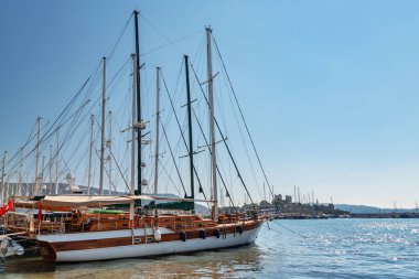 Milta Bodrum Marina 'da demirlemiş yatların manzarası. Liman kenti, Türk Rivierası 'nda popüler bir turizm beldesi..