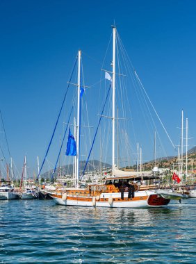 Milta Bodrum Marina 'da demirlemiş yatların manzarası. Liman kenti, Türk Rivierası 'nda popüler bir turizm beldesi..