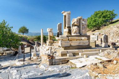 Efes 'teki harabelerin manzarası. Türkiye 'nin İzmir ilinin Selcuk ilçesindeki antik Yunan kentinin kalıntıları. Efes, Türkiye 'de popüler bir turizm merkezi..