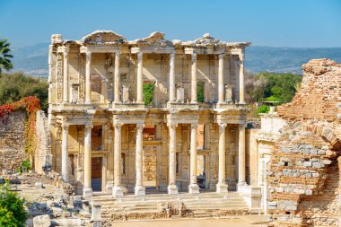 Efes 'teki Celsus Kütüphanesi' nin muhteşem manzarası. İzmir 'in Selcuk ilçesindeki antik Yunan kentinin kalıntıları. Efes, Türkiye 'de popüler bir turizm merkezi..