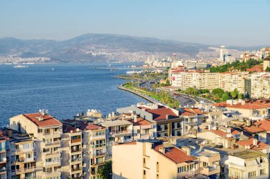 Türkiye 'nin İzmir kıyı şeridinin muhteşem hava manzarası. Ege Denizi üzerindeki İzmir Körfezi soldan görülebilir. İnanılmaz bir şehir manzarası. Şehir Türkiye 'de popüler bir turizm beldesi.