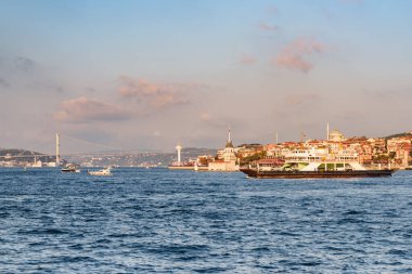 Alışılmadık İstanbul silueti, Türkiye. Feribot Boğaz 'ı geçiyor. Boğazın muhteşem manzarası..