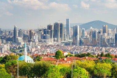 İstanbul, Türkiye 'deki gökdelenlerin muhteşem manzarası. Alışılmadık İstanbul silueti. İnanılmaz bir şehir manzarası. Şehir dünyanın en popüler turistik beldesidir..