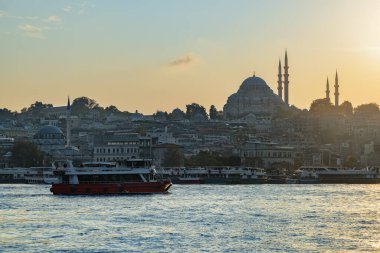 İstanbul silueti, Türkiye. Altın Boynuz 'un karşısındaki Süleyman Camii' nin muhteşem manzarası. İstanbul dünyanın popüler bir turizm beldesi.
