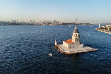 İstanbul, Türkiye 'deki Bakire Kulesi (Leander' s Tower) ve Boğaz 'ın havadan görünüşü. İstanbul dünyada popüler bir turizm beldesi.