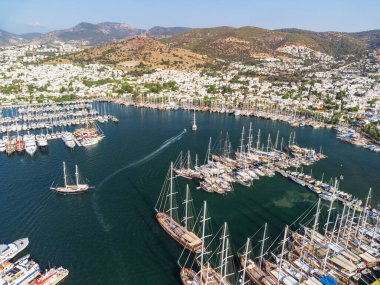Türkiye 'deki Bodrum Marina' nın muhteşem hava manzarası. Yatlar ve tekneler Bodrum Limanı 'ndan geçiyor. Liman kenti, Türk Rivierası 'nda popüler bir turizm beldesi..
