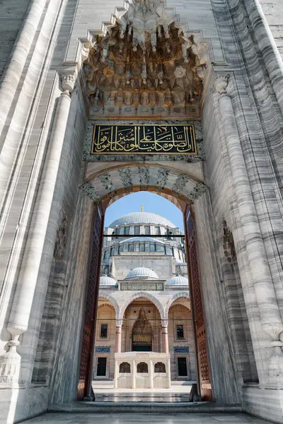 İstanbul, Türkiye 'nin batı kapısından Süleyman Camii' nin muhteşem manzarası. Osmanlı İmparatorluk Camii, dünyadaki hacılar ve turistler arasında popüler bir yerdir..