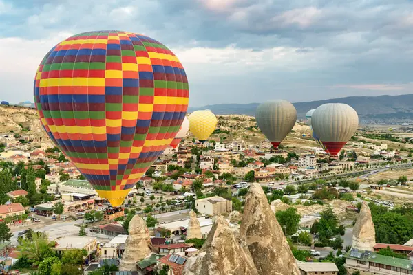 Goreme Tarihi Ulusal Parkı üzerinde uçan renkli sıcak hava balonlarının muhteşem manzarası. Kapadokya 'nın muhteşem manzarası, Türkiye.