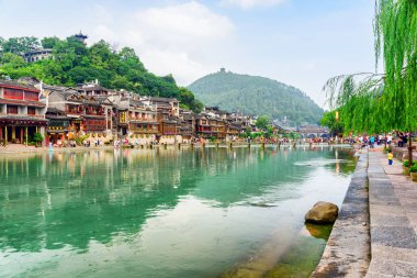 Fenghuang, Çin - 23 Eylül 2017: Phoenix Antik Kenti (Fenghuang İlçesi) ve Tuojiang Nehri (Tuo Jiang Nehri) muhteşem manzarası. Fenghuang, Asya 'nın popüler bir turizm merkezidir..