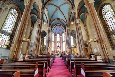 İstanbul, Türkiye - 17 Eylül 2021: Istiklal Caddesi 'ndeki Aziz Anthony Kilisesi' nin muhteşem iç mekanı. Bazilika, dünyadaki hacılar ve turistler arasında popüler bir yerdir..