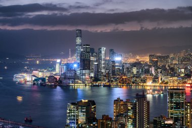 Gün batımında Victoria Limanı ve Hong Kong 'un olağanüstü hava manzarası. İnanılmaz bir şehir manzarası. Hong Kong Asya 'nın popüler bir turistik beldesidir..