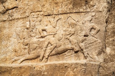 İran 'daki Naqsh-e Rustam antik mezarlığında rahatlama. Achaemenid krallarına ait büyük bir mezarın ayrıntıları yerden oldukça yüksek bir yükseklikte kaya yüzeyinden oyulmuş..