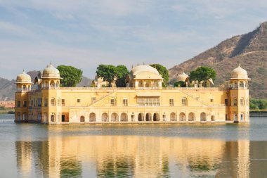 Jal Mahal (su Sarayı) adam Sagar Gölü Jaipur, Rajasthan, Hindistan ın ortasında harika manzarası. Rajput tarzı mimarisinin şaşırtıcı. Jaipur Güney Asya'nın popüler bir turistik yer.