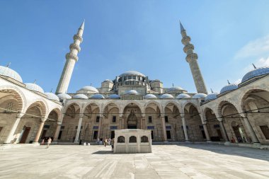 İstanbul, Türkiye 'deki Süleyman Camii' nin muhteşem avlusu. Osmanlı İmparatorluk Camii, dünyadaki hacılar ve turistler arasında popüler bir yerdir..