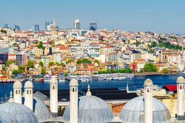 Alışılmadık İstanbul silueti, Türkiye. Golden Horn 'un muhteşem hava manzarası. Arka planda modern yüksek binalar görülebilir. İstanbul dünyada popüler bir turizm beldesi.